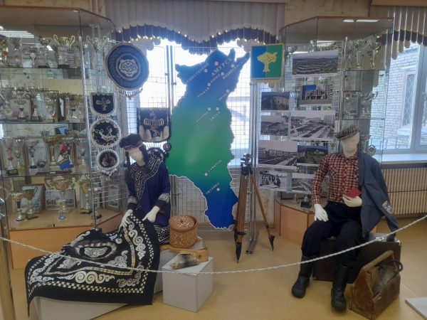 Сотрудники краеведческого музея в честь 60-летия Амурского района представили инсталляцию