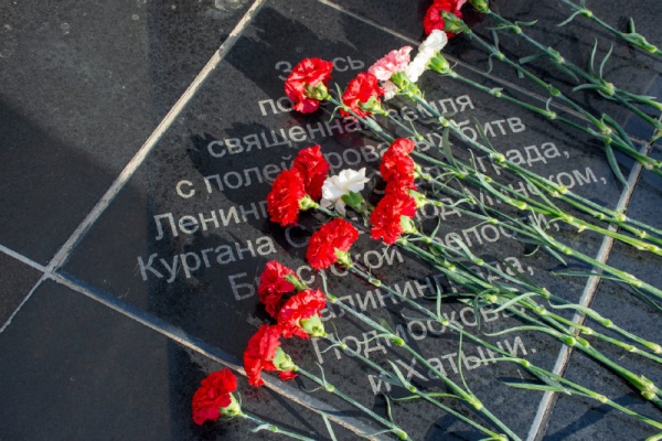 "Защитникам Родины &mdash; вечная слава и глубокая благодарность!"