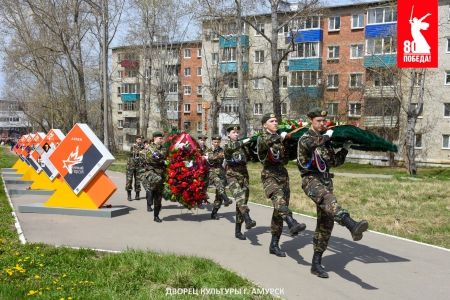«Просыпаемся мы – и грохочет над полночью - то ли гроза, то ли эхо прошедшей войны.»