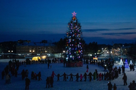 "Раз! Два! Три! Елочка, гори!"