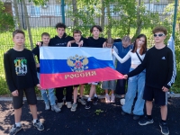 &quot;Гордо реет флаг России&quot;